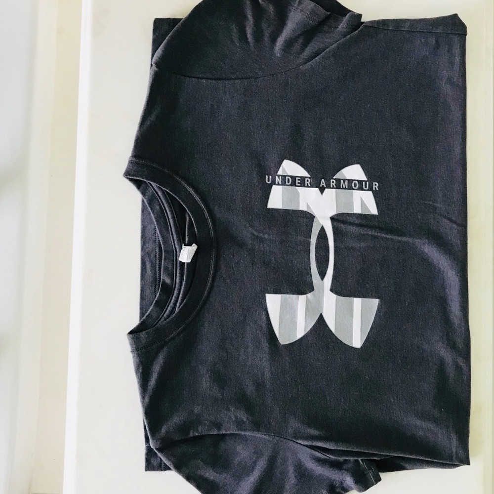 An under armour heat gear sporty shirt